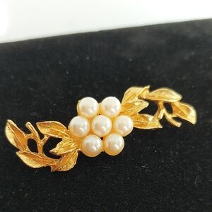 RICHILIEU Vintage Bright Goldtone& Faux Pearl Leaf Brooch Pin EVC